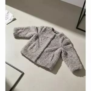아미 AMI 시어링 쇼트 코트 무스탕 재킷 FCO470 LH0061 050