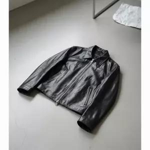 아워레가시 26SS 미니 레더 자켓 탑 다이드 블랙 M4239MTD