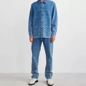 오프화이트 MUST IT_OMYD040S22DEN002 모노그램 로고 프린트 데님셔츠