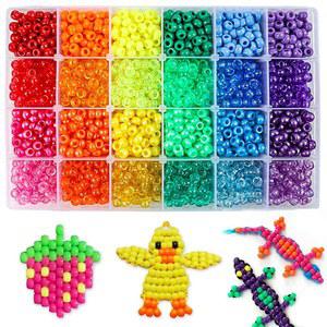 Qufe 2880pcs 포니 비즈 키트, 머리카락용 칸디 비즈, 공예용 레인보우 플라스틱 6 x 9mm 24 색상 4 스타일 팔찌 보석 제작용 대형 구멍 세트