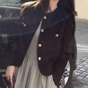 여성 노카라 금장버튼 숏 자켓 블랙 하객룩 간절기 봄 가을 겨울