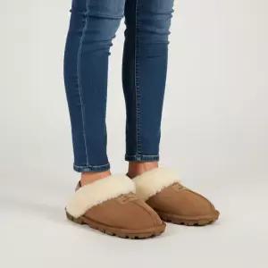 어그 오즈웨어 UGG 코케트 백스트랩 양털 슬리퍼 OUW111EB-CHESTNUT)