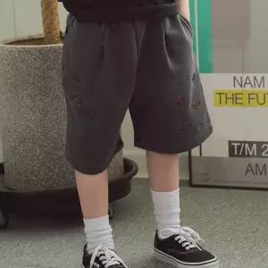 KIDS 와이드 다이노 피그먼트 스웨트쇼츠 스모크블랙