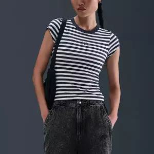 나이키 W 스포츠웨어 타이트 스트라이프 티셔츠 DD5 IH8475 410