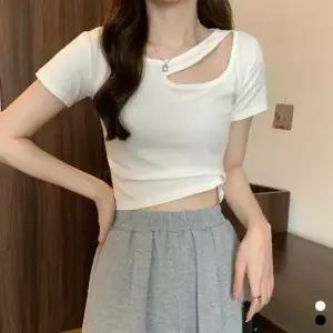 펀칭 트임 세미크롭 티셔츠