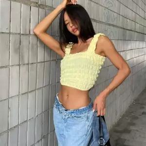 여자 흠뻑쇼 엠보싱 스퀘어넥 노랑색 탑 나시 3318054