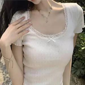 잔잔한 펀칭패턴 레이스 디테일 스퀘어넥 반팔 티셔츠