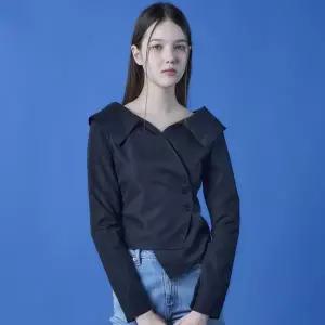 [KOLEAT]WOMEN 미디 크롭 랩 오프숄더 슬림 긴팔 셔츠 [BLACK] 긴팔티 ver.