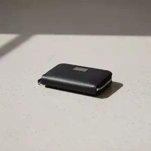 메종마르지엘라 MUST IT_[MM6]SS26 남성 넘버릭 레더 지퍼 지갑SA5UI0031 P8873 T8013