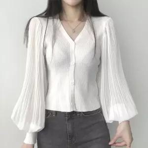 브이넥 퍼프 플리츠 블라우스 골지 가디건 여성 니트 바디 조화 커버 오피스 화이트 연출