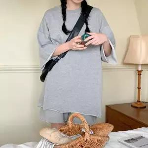 여성 라운드넥 밑단 절개 쭈리 반팔 티셔츠와 세트