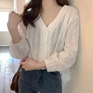 여성 세로줄 펀칭 블라우스 9부 화이트 1P V넥 소매 밴딩 거즈면 셔츠