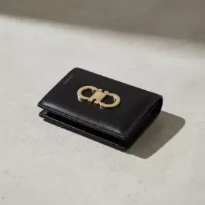 페라가모 MUST IT_ FW25 여성 간치니 컴팩트 반지갑22 0627 NERO FLAME RED 0770769