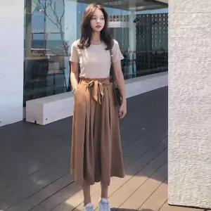 /신상오픈런 여성 심플 반팔 티셔츠 반바지 스타일 플레어