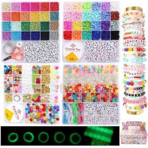 니키궈 6380 PCS 주얼리 제작 키트 u2013 24색 시드 비즈, 클레이, UV 색상 변경 및 글로우 포니, 편지, 혼합 매력, 도구, DIY 팔찌 선물 상자