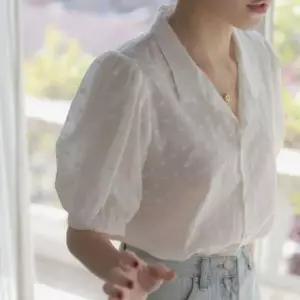 [하프클럽/]여성 블라우스 시스루 보섬 자수 프릴 반팔