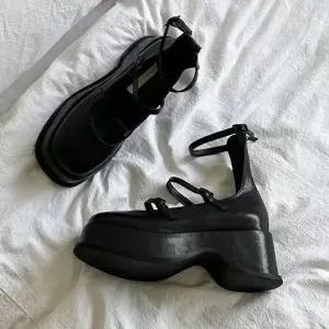 [하프클럽/]스트랩 버클 플랫폼 구조 볼드 아웃솔 가보시힐 메리제인 통굽