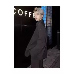 남성 지금딱 정장 자켓 결혼식 하객룩 별 반짝이 어깨 패드 코트 헤어스타일 캐주얼 OOTD1