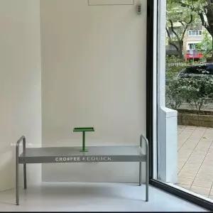 철제벤치의자 대기의자 감성 카페 야외 정원 테라스 휴게실 테이블 선반 야외벤치 식탁