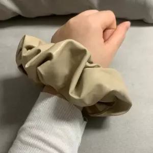 [룽스_62]빅사이즈 반머리 레더 왕 곱창 인조가죽 머리끈