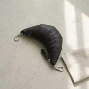 르메르 MUST IT_ 26SS CROISSANT COIN PURSE NECKLACE SL0054 LL0018 490) 크로스바디 크루아상 동전지갑)