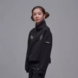 내셔널지오그래픽 키즈 K241USW940 반집업 맨투맨 CARBONBLACK 511716
