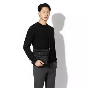 프라다 패세라 FW25 남성 사피아노 가죽 크로스백 2VH119 2DMH F0002 XOO)