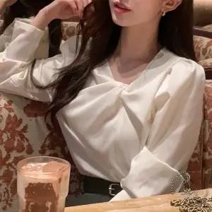 예쁨시전 봄 무드 하객 오피스 언발 꼬임 새틴 퍼프 소매 긴팔 블라우스