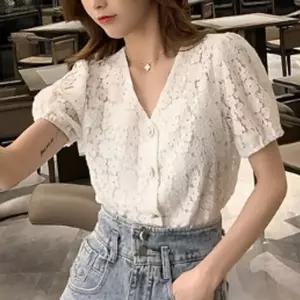 여성 플라워 펀칭 반팔 블라우스 화이트 1P 꽃단추 퍼프 소매 여름 셔츠