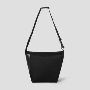빈폴 액세서리 Less Bag 2 미디엄 나일론 크로스백 블랙 BE62D2M855
