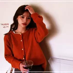 레귤러핏 베이직 니트 가디건 라운드넥 무지 여성 진주알 UWCE207B