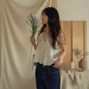 [하프클럽/셀러허브_여성트랜드패션]여성 잔꽃 패턴 브이넥 나시 슬리브리