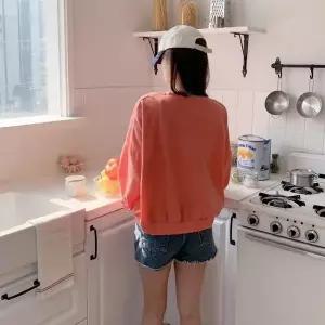 [하프클럽/]여성 엠보 레터링 오버사이즈 세미 크롭 맨투맨
