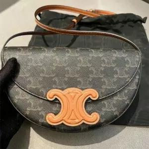 셀린느 Celine 퀴르 트리옹프 베사체 캔버스 & 카프스킨 탠 111232DNK 04LU