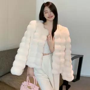 따뜻한 하객룩 크롭 엠보싱 코트 인조모피