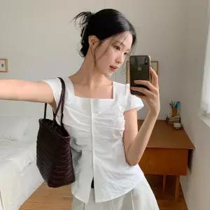 (국내제작)(청순퓨어룩/날씬해보이는/설렘유발템) 셀리노 스트랩 셔링 퍼프 블라우스 bs8206