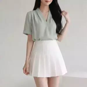 [올리비에스클로젯] 핀턱 브이넥 카브라 반팔 블라우스_O2605BL063B