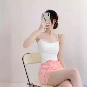 요가와 피트니스에 내장된 홀터넥 탑입니다. 브라가 슬림핏 백리스 패드 섹