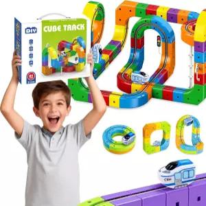 용 전기 열차 세트 81PCS 교통 표지판 STEM 경주용 자동차 장난감 수트 3 4 5 6 7 8세 소년 생일로 3D