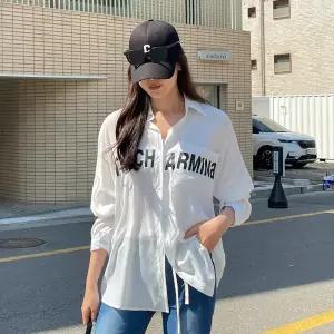 [핑크시슬리] 살랑핏 실키 레터링 루즈 언발 롱 셔츠