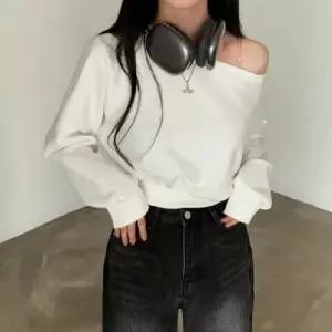 [블로썸스틸][블로썸스틸] DA-1002553 언발 오프숄더 크롭 맨투맨 (40922562A)