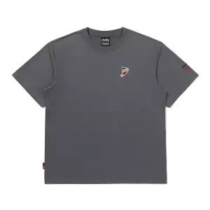 디아도라 diadora 아톰 스몰 로고 반팔 티셔츠 GREY D6223LRS80-GRD