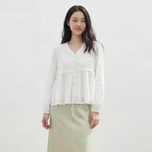 브이넥 레이스자수 리본스트랩 셔링 프릴 블라우스 PY5WB435