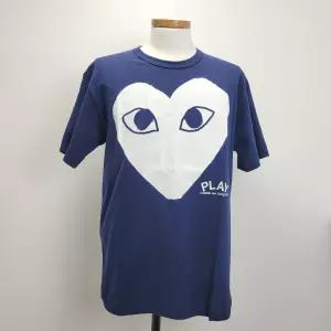 [Comme-des-Garcons] 꼼데 남성 빅하트 로고 반팔 티셔츠 dark blue P1T180