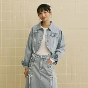 [에고이스트] [BLUE LABEL] 스트링 장식 크롭 데님자켓 (ER2ODZ51-T)