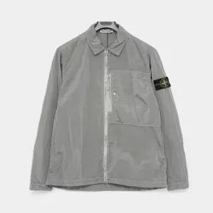 스톤아일랜드 26SS 와펜로고 나일론 메탈 집업 셔츠 남성 자켓 L1S151200038 S0019 V0061