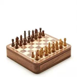 수제 나무 상자에 담긴 투 컴퍼니 마그네틱 체스 세트 32개의 플레이 피스 7.25인치 포함