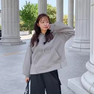 |KHTA70E|여성 캥거루 주머니 절개 디테일 후드 티셔츠