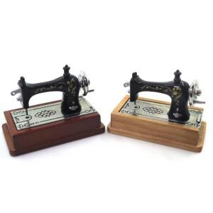 새로운 1PC 1:12 인형의 집 미니어처 빈티지 재봉틀 모델 가구 액세서리 색상 랜덤