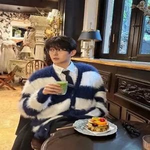 엘럽 남성용 니트 브이넥 캐시미어라이크 가디건 남백 스트라이프 소프트 쫀쫀한 상의 1. 원템1